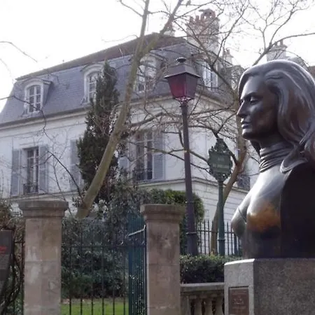 Appartamento Un Nid Très Calme Et Chaleureux A Montmartre ! Parigi